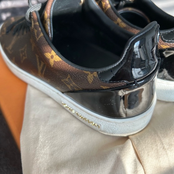 Front row Louis Vuitton sneaker - Picture 2 of 4